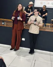Participantes do encontro confraternizando no intervalo, com cerveja artesanal da região